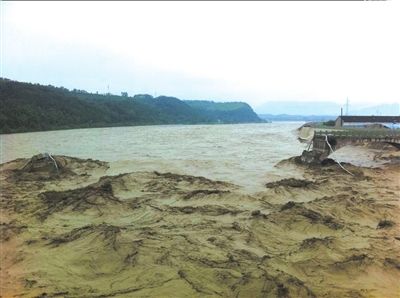 四川江油政府稱特大洪峰致盤江大橋垮塌