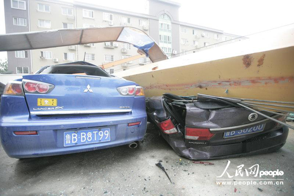 組圖：青島地鐵工地龍門吊倒塌 多車被砸司機死里逃生