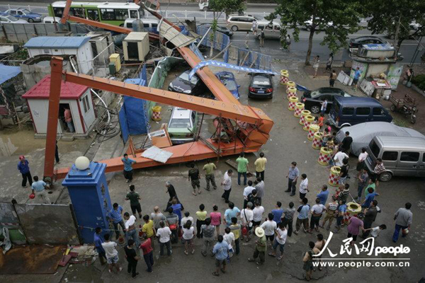 組圖：青島地鐵工地龍門吊倒塌 多車被砸司機死里逃生
