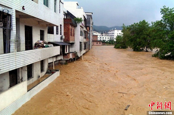 “蘇力”攜暴雨侵襲江西 贛南局地受淹嚴重