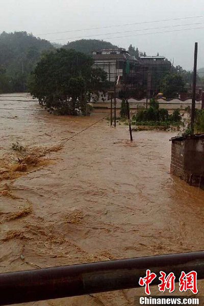 “蘇力”攜暴雨侵襲江西 贛南局地受淹嚴重