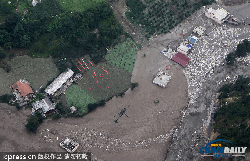 暴雨泥石流致汶川草坡鄉成孤島 直升機空投馳援