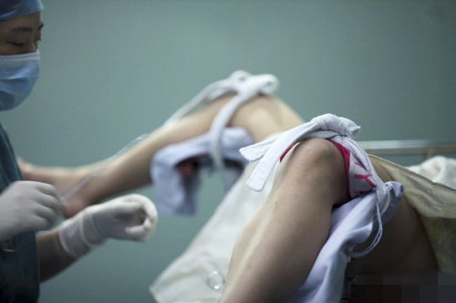 5位前男友不知誰是孩兒爸陪同人流 揭秘少女人流現(xiàn)場(圖)