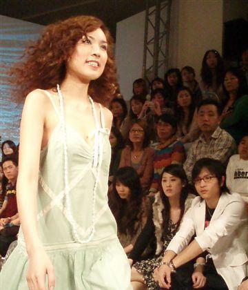 林志穎首曝婚紗照曬婚戒妻子陳若儀未出鏡