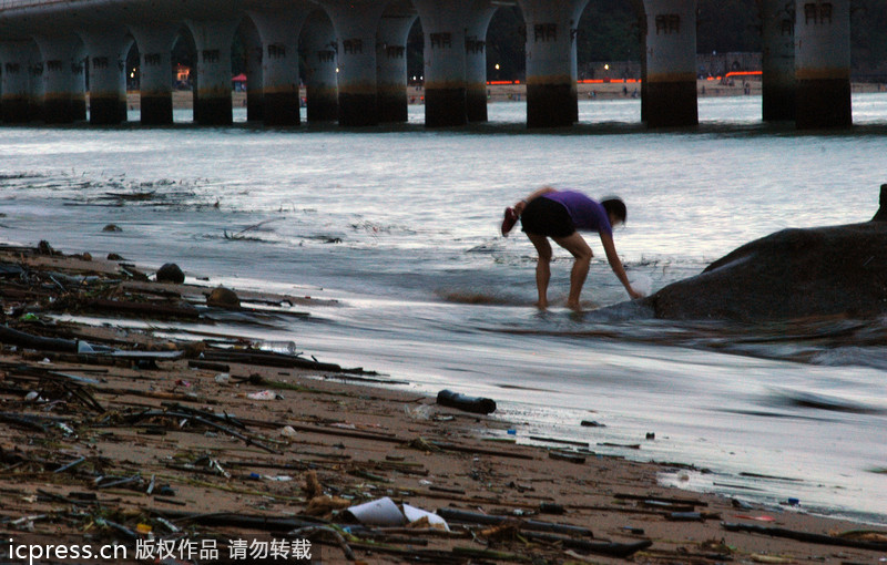 大批垃圾借臺(tái)風(fēng)蘇力“入侵”廈門(mén) 海灘變“垃圾場(chǎng)”