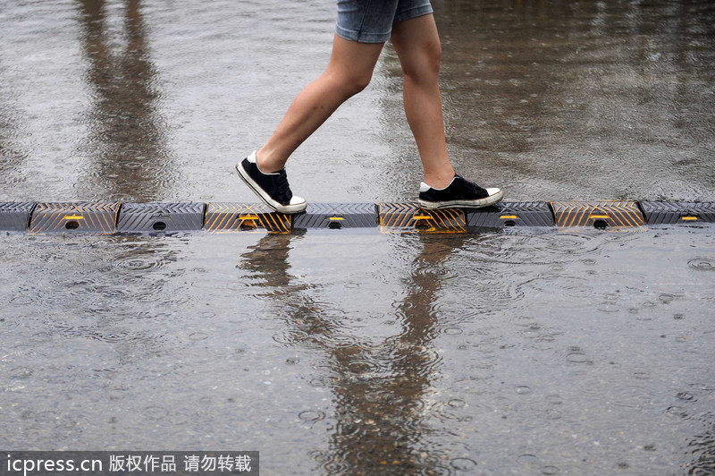 一場大雨又“看海” 北京天通苑北地鐵站南積水沒過膝蓋