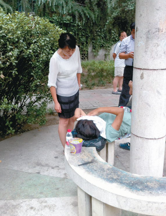 高清：鄭州街頭流浪少女不接受救助 面容姣好曾留學(xué)新加坡
