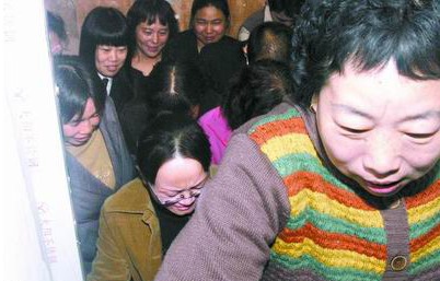13人電梯擠18人引圍觀 執著擁擠致電梯驚魂(組圖)