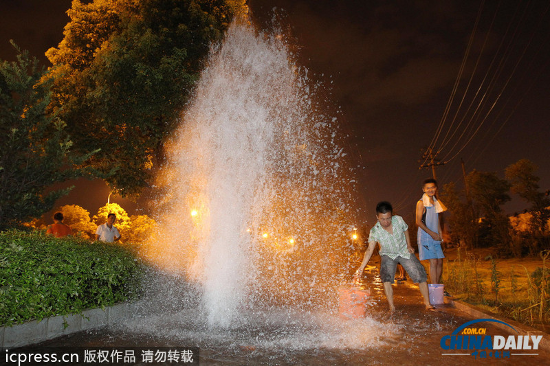 長沙一水管爆裂驚現4米高水柱 市民趁勢洗澡