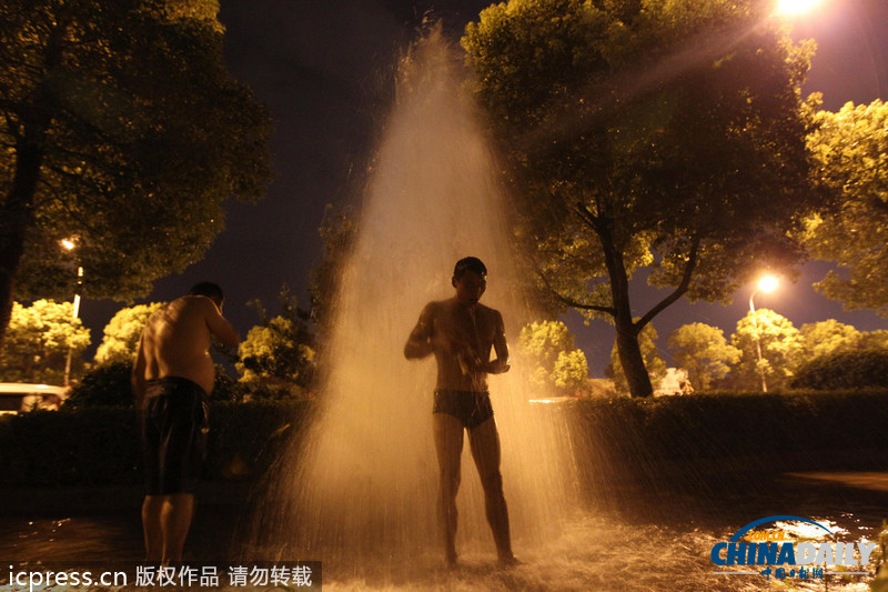 長沙一水管爆裂驚現4米高水柱 市民趁勢洗澡