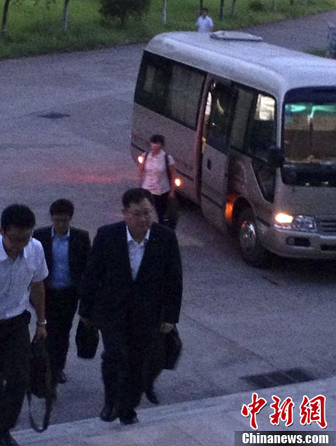 韓亞航空公司代表向江山中學學生家長鞠躬道歉