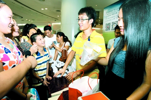 帳篷男孩鄭州賣蜂蜜掙學費 市民6小時搶購千余斤