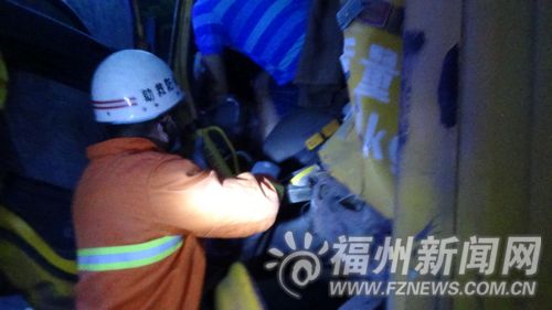 沈海高速連江段凌晨兩貨車追尾　一司機不幸殞命