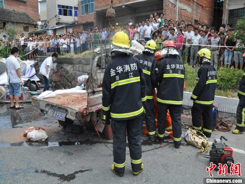 高清：浙江浦江發(fā)生重大車禍 貨車撞倒8輛車致8死多傷