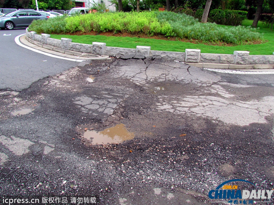 南京連日高溫 市內(nèi)道路被曬成“波浪路”