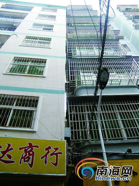 三亞一公寓傾斜“親吻”隔壁樓 居民擔心倒塌