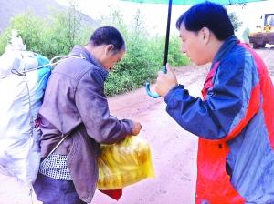 甘肅岷縣震后降大雨災區斷路 災民需要更多帳篷