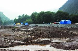 甘肅岷縣震后降大雨災區斷路 災民需要更多帳篷