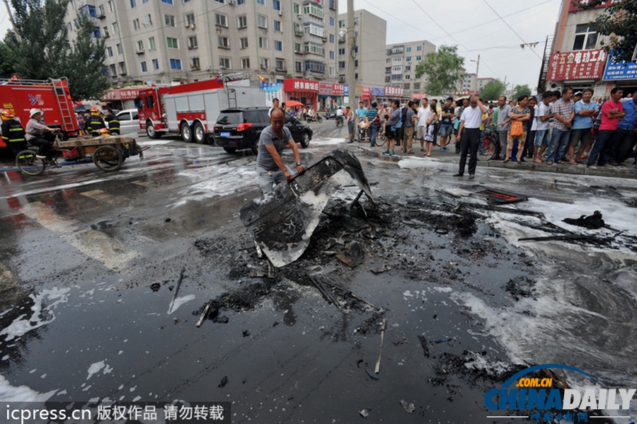 沈陽240路公交車發(fā)生自燃 路人紛紛協(xié)助滅火