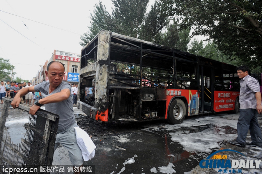 沈陽240路公交車發生自燃 路人紛紛協助滅火