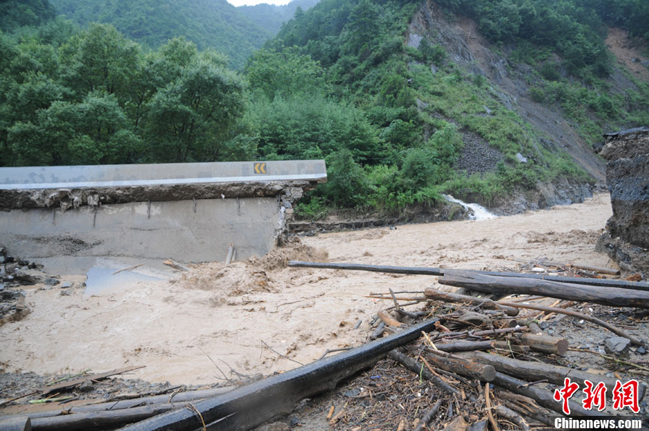 甘肅徽縣遭遇強降雨襲擊發生洪災 國道被沖毀