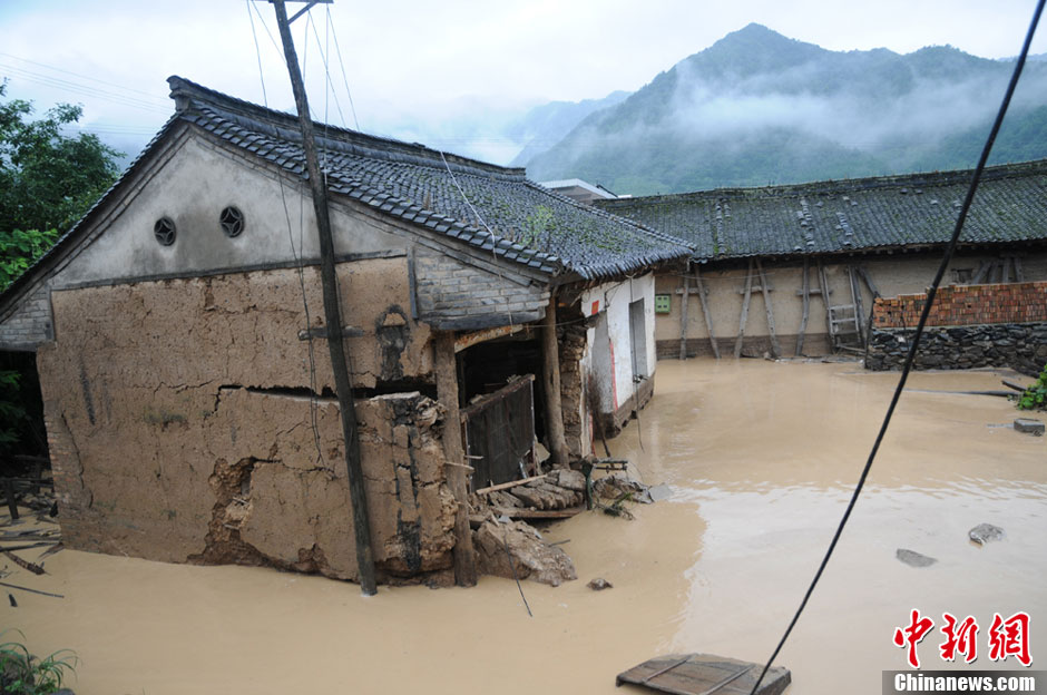 甘肅徽縣遭遇強(qiáng)降雨襲擊發(fā)生洪災(zāi) 國道被沖毀