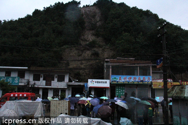 暴雨襲擊甘肅天水引發泥石流 多處民房被毀數人被埋