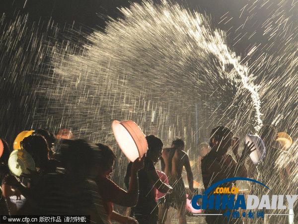 杭州：千島湖潑水節舉行 游客潑水享清涼