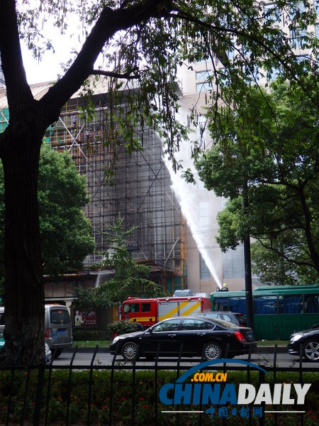高清：杭州大廈外墻發(fā)生火災 暫無人員傷亡