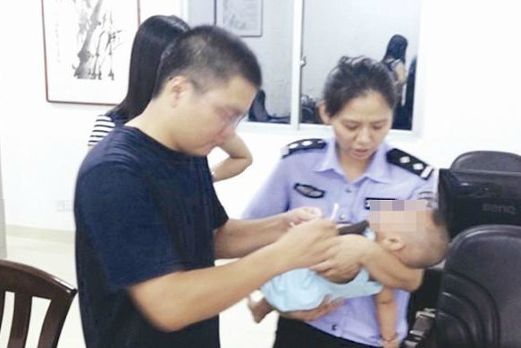 孩子媽媽去點菜 愛慕她的男性友人竟偷了她小孩