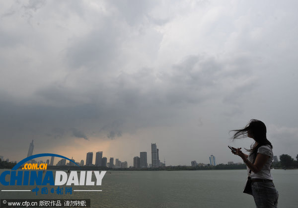 南京：3枚增雨火箭彈打下一場及時雨 全城瞬間“清涼”