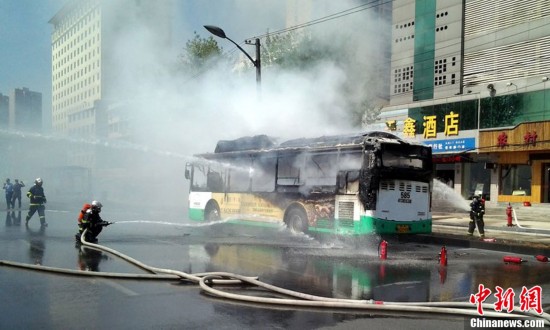武漢一公交車自燃引發(fā)大火 數(shù)十名乘客安全逃生(組圖）