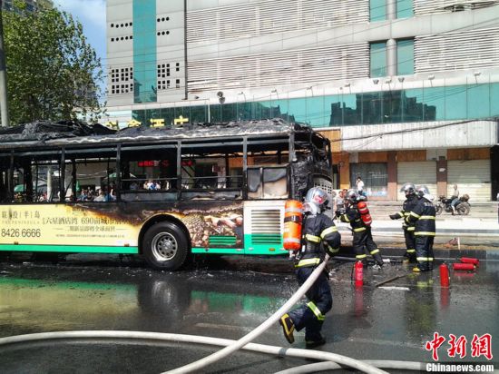 武漢一公交車自燃引發大火 數十名乘客安全逃生(組圖）