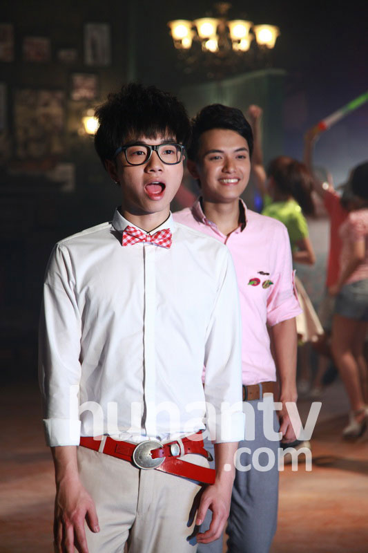 2013快男十強(qiáng)拍攝MV 賈盛強(qiáng)華晨宇裝驚訝賣(mài)萌