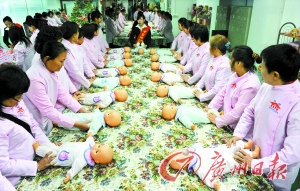 “中國(guó)保姆”獲加拿大綠卡 月收入15000元人民幣