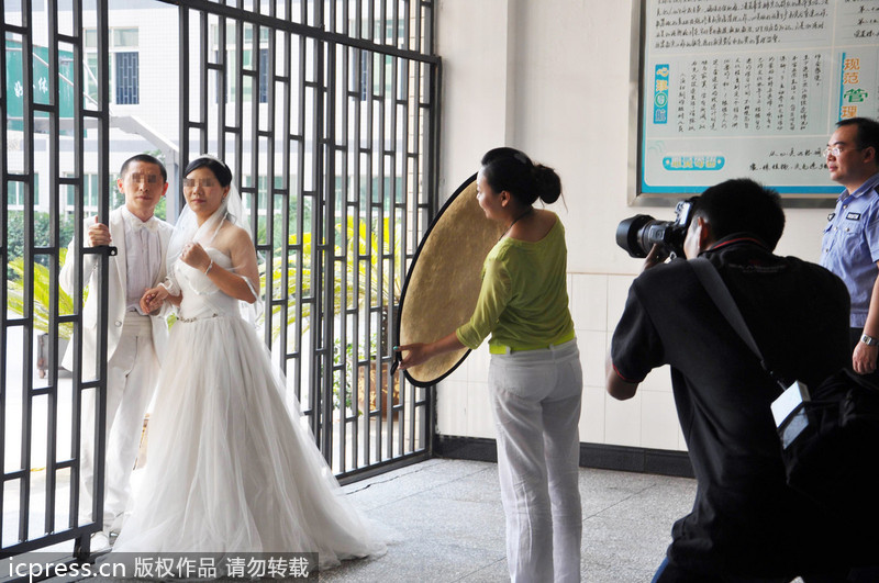 高墻里的集體婚禮 重慶監獄上演七夕“愛的守候”