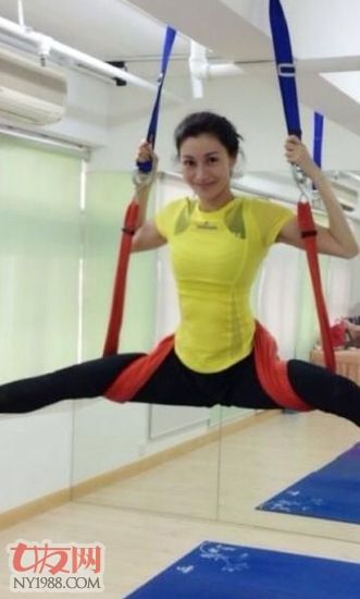李嘉欣一字馬倒立露笑容 高難度動作網友大呼厲害