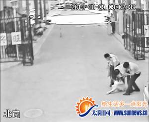 女老板無證駕駛大客車被查 猛踹民警襠部當街撒潑(圖)