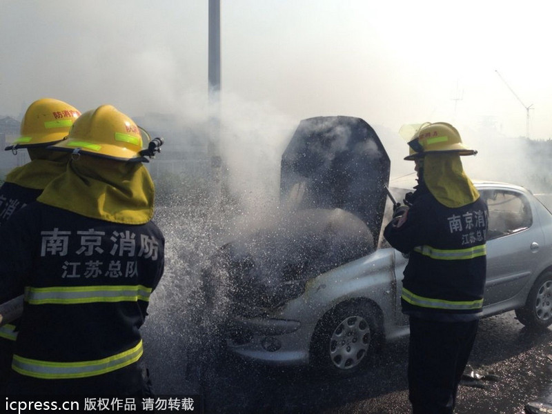 南京：標(biāo)致轎車自燃面目全非 車主僥幸逃生