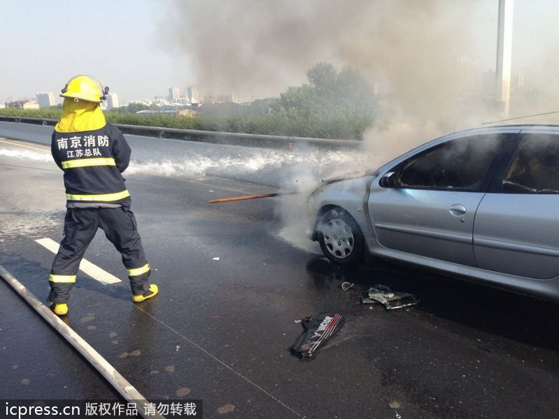 南京：標致轎車自燃面目全非 車主僥幸逃生