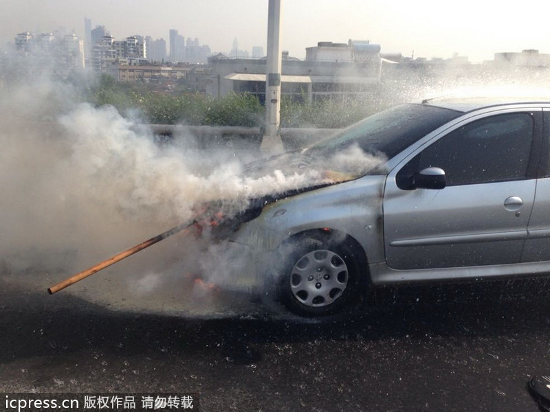南京：標致轎車自燃面目全非 車主僥幸逃生