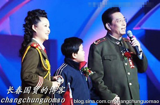 網(wǎng)曝李雙江幸福全家福 網(wǎng)友為李天一惋惜