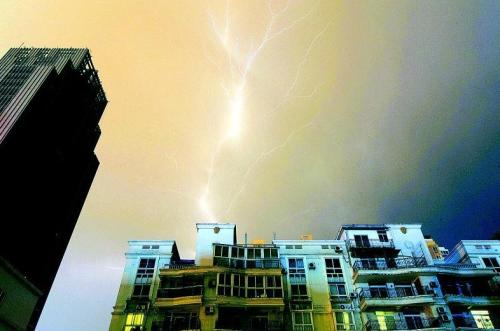 武漢一日內高溫雷電降雨冰雹 仍難解創(chuàng)紀錄酷暑