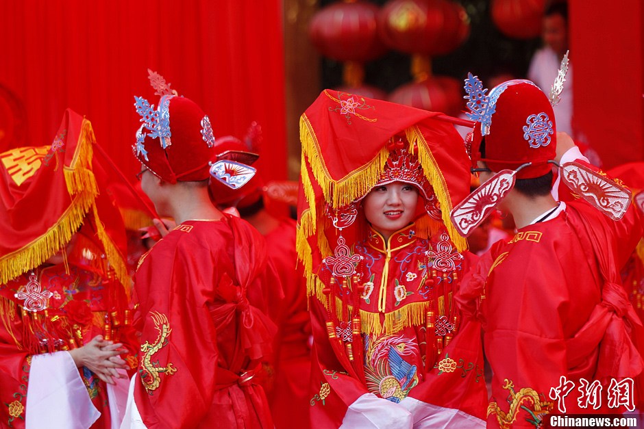 30對新人集體舉辦中式婚禮 引萬人圍觀