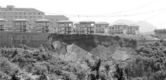 600平擋土墻坍塌 在建別墅露出地基一夜懸空(圖)