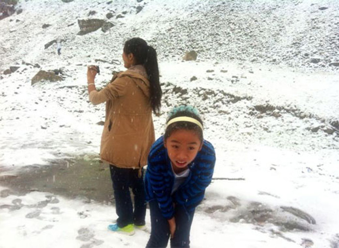 新疆八月飛雪打雪仗 內(nèi)地高溫區(qū)網(wǎng)友羨慕不已