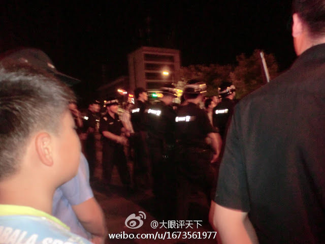 杭州街道辦官員撞車后與人爭執(zhí) 百人圍觀