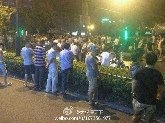 杭州街道辦官員撞車后與人爭(zhēng)執(zhí) 百人圍觀