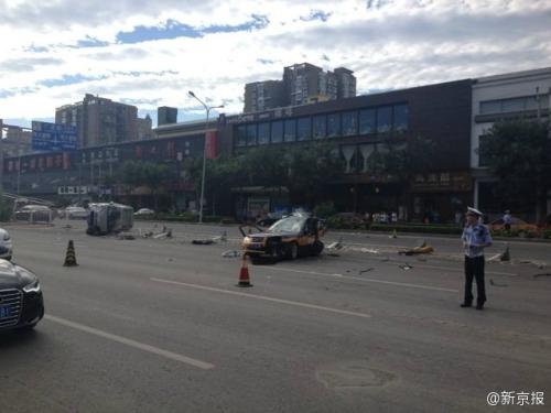 北京廣渠路三車相撞 出租車“腰斬”司機(jī)死亡