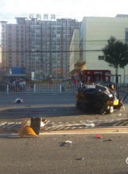 北京廣渠路三車相撞 出租車“腰斬”司機死亡